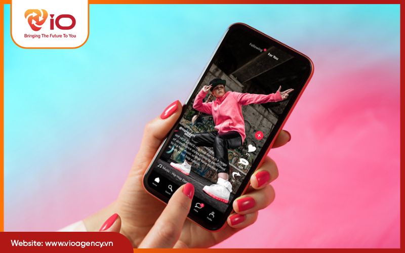 Hình thức thứ hai là đăng lại bằng cách tải video về rồi đăng lên kênh của bạn