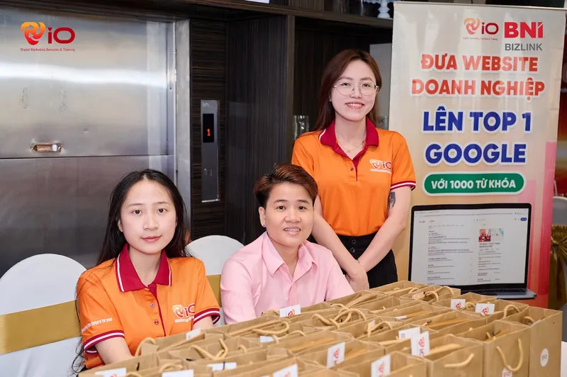 Giám đốc kỹ thuật VIO và 2 nhân sự kinh doanh: Mân - Đào